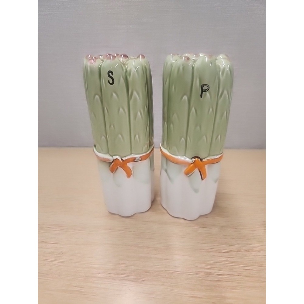 Vintage Ceramic Asparagus Vegetable Salt and Pepper Shakers 5 1/4" Tall